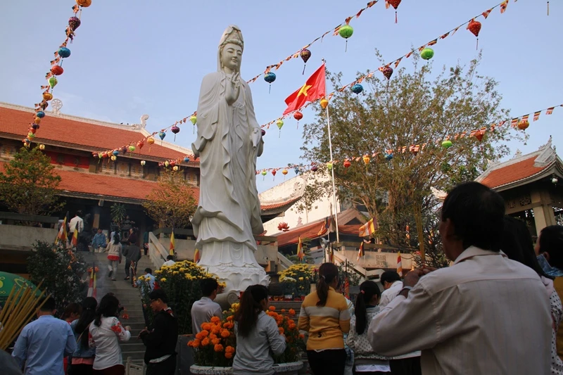 Dòng người thành kính đi lễ chùa đầu năm Bính Thân ảnh 2